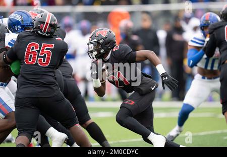 Georgetown Texas, USA, Dezember 3 2022: Running Back gewinnt beim Viertelfinalspiel der University Scholastic League (UIL) im Playoff-Spiel in Zentral-Texas. ©Bob Daemmrich Stockfoto