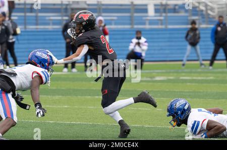 Georgetown Texas, USA, Dezember 3 2022: Der Receiver gewinnt Yards, nachdem er während eines Viertelfinalspiels der University Scholastic League (UIL) im Playoff in Zentral-Texas einen Pass erhalten hat. ©Bob Daemmrich Stockfoto