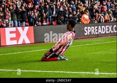 Amad Diallo feiert das Eröffnungstor von Sunderland AFC gegen Millwall bei der EFL-Meisterschaft. Stockfoto