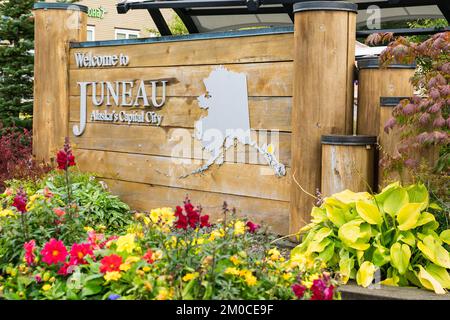 Juneau, Alaska - 8. September 2020: „Welcome to Juneau“-Schild am Ufer der Innenstadt von Juneau. Stockfoto