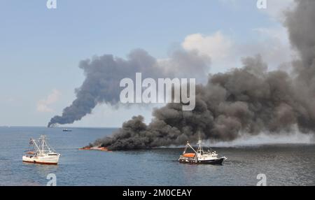 Büro der Verwaltungsbehörde (Lisa P. Jackson) - verschiedene Bilder (BP Oil Lill) - GOLF VON MEXIKO - Schiffe und Bohrinseln umgeben das Discoverer Enterprise, das weiterhin Öl vom Bohrgelände Deepwater Horizon rückgewinnt. 15. Juni 2010. USA Foto der Küstenwache von Chief Petty Officer Bob Laura. , Umweltschutzbehörde Stockfoto