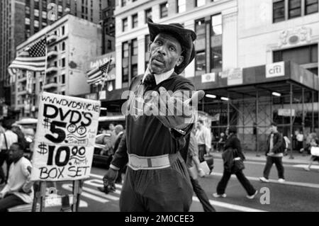 Ein als Superman verkleideter Mann versucht, mit Touristen in Chelsea, Manhattan, New york, USA fotografiert zu werden Stockfoto