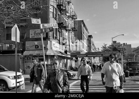 Ecke 136. Street und Lennox Ave, umbenannt in Martin Luther King Jr & Malcolm X Boulevards im Zentrum des Harlem Viertels, Manhattan, New Y Stockfoto