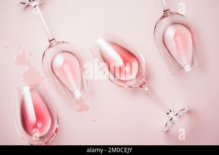 Gläser Rosenwein auf pinkfarbenem Hintergrund, Draufsicht. Stockfoto