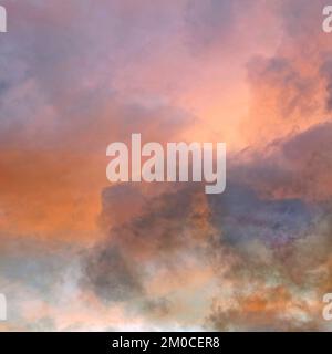 Künstlerische abstrakte und impressionistische Fotografie in Farbtönen und Farbtönen eines Herbsthimmels bei Sonnenuntergang in der jn Cardigan Bay Area mit Designelementen Stockfoto