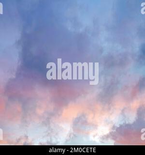 Halbabstraktes impressionistisches Farbfoto von Wolkenlandschaften, die von der Sommersonne im Waldgebiet in der Penbryn Gegend beleuchtet werden Stockfoto