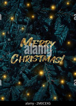 Vertikaler Hintergrund mit Christbaumzweigen und Text „Frohe Weihnachten“ mit goldenem Glitzereffekt. Die Jahreswünsche. Flauschige Äste mit glänzendem Gold Stockfoto