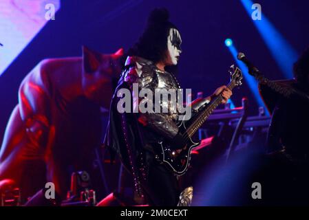 Toluca, Mexiko. 04.. Dezember 2022. Gene Simmons Integer von der Rockband Kiss American tritt am dritten Tag des Hell and Heaven Metal Fests im Foro Pegaso auf der Bühne auf. Am 04. Dezember 2022 in Toluca, Mexiko. (Kreditbild: © Carlos Santiago/Eyepix via ZUMA Press Wire) Stockfoto