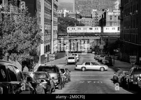 Typical landscape in the Bronx to the underground high in the background. New York, USA Stockfoto