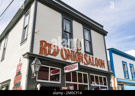 Skagway, AK - 7. September 2022: Außenansicht des berühmten Red Onion Saloon in Skagway, Alaska. Stockfoto