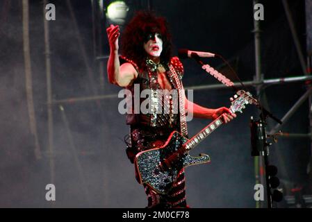 Toluca, Mexiko. 04.. Dezember 2022. Paul Stanley Integer von der Rockband Kiss American tritt am dritten Tag des Hell and Heaven Metal Fests im Foro Pegaso auf der Bühne auf. Am 04. Dezember 2022 in Toluca, Mexiko. (Kreditbild: © Carlos Santiago/Eyepix via ZUMA Press Wire) Stockfoto