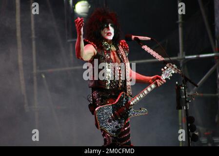 Toluca, Mexiko. 04.. Dezember 2022. 04. Dezember 2022, Toluca, Mexiko: Paul Stanley Integer der Kiss American Rockband tritt am dritten Tag des Hell and Heaven Metal Fest im Foro Pegaso auf der Bühne auf. Am 04. Dezember 2022 in Toluca, Mexiko. (Foto: Carlos Santiago/Eyepix Group) (Foto: Eyepix/NurPhoto) Guthaben: NurPhoto/Alamy Live News Stockfoto