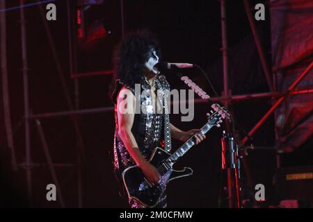 Toluca, Mexiko. 04.. Dezember 2022. 04. Dezember 2022, Toluca, Mexiko: Paul Stanley Integer der Kiss American Rockband tritt am dritten Tag des Hell and Heaven Metal Fest im Foro Pegaso auf der Bühne auf. Am 04. Dezember 2022 in Toluca, Mexiko. (Foto: Carlos Santiago/Eyepix Group) (Foto: Eyepix/NurPhoto) Guthaben: NurPhoto/Alamy Live News Stockfoto