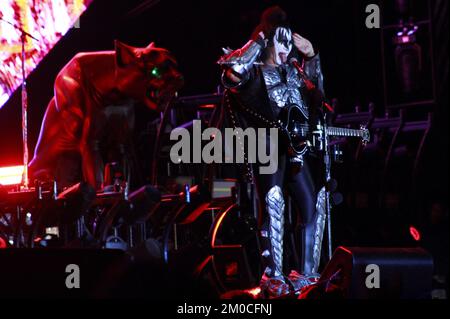 Toluca, Mexiko. 04.. Dezember 2022. 04. Dezember 2022, Toluca, Mexiko: Gene Simmons integrant der Kiss American Rockband tritt am dritten Tag des Hell and Heaven Metal Fest im Foro Pegaso auf der Bühne auf. Am 04. Dezember 2022 in Toluca, Mexiko. (Foto: Carlos Santiago/Eyepix Group) (Foto: Eyepix/NurPhoto) Guthaben: NurPhoto/Alamy Live News Stockfoto