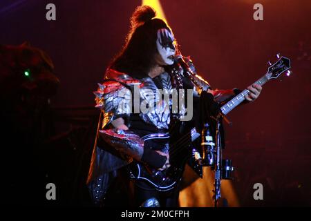 Toluca, Mexiko. 04.. Dezember 2022. 04. Dezember 2022, Toluca, Mexiko: Gene Simmons integrant der Kiss American Rockband tritt am dritten Tag des Hell and Heaven Metal Fest im Foro Pegaso auf der Bühne auf. Am 04. Dezember 2022 in Toluca, Mexiko. (Foto: Carlos Santiago/Eyepix Group) (Foto: Eyepix/NurPhoto) Guthaben: NurPhoto/Alamy Live News Stockfoto