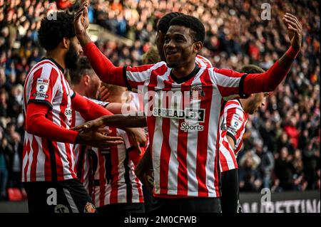 Amad Diallo von Sunderland AFC feiert Alex Pritchards Tor gegen Millwall bei der EFL-Meisterschaft. Stockfoto