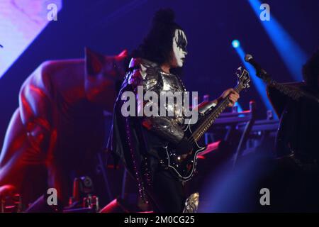 Toluca, Mexiko. 04.. Dezember 2022. 04. Dezember 2022, Toluca, Mexiko: Gene Simmons integrant der Kiss American Rockband tritt am dritten Tag des Hell and Heaven Metal Fest im Foro Pegaso auf der Bühne auf. Am 04. Dezember 2022 in Toluca, Mexiko. (Foto: Carlos Santiago/Eyepix Group) (Foto: Eyepix/NurPhoto) Guthaben: NurPhoto/Alamy Live News Stockfoto