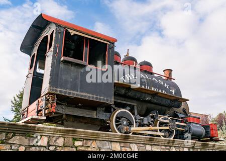 Anchorage, AK - 4. September 2022: Alte antike Alaska Railroad Locomotive Nummer 1 außerhalb des Anchorage Railroad Depot Stockfoto