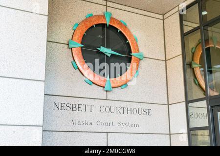 Anchorage, AK - 4. September 2022: Eintritt zum Nesbett County Courthouse in Anchorage, Alaska Stockfoto