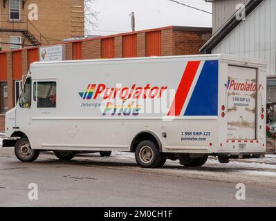 New Liskeard, Ontario, Kanada - 5. Dezember 2022 : der Purolator-Lkw bringt Sie in die Innenstadt von New Liskeard, Ontario. Stockfoto