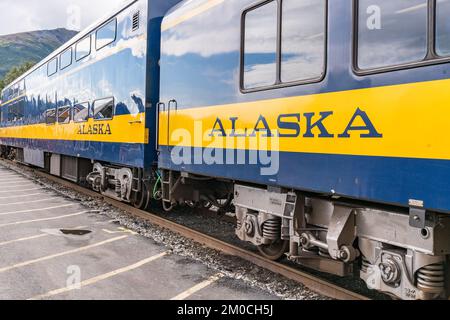 Seward, Alaska - 1. September 2022: Ein Personenzug der Alaska Railroad wartet auf die Abfahrt vom Seward Bahnhof. Stockfoto