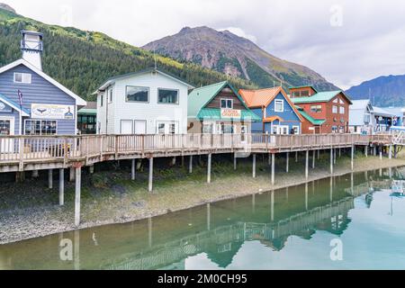 Seward, AK - 1. September 2022: Geschäfte am Ufer entlang der Resurrection Bay in Seward, Alaska Stockfoto