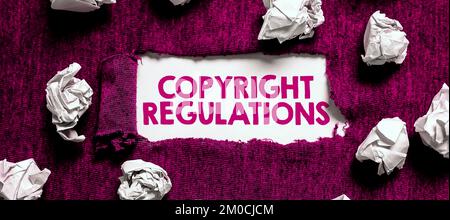 Textzeichen mit Copyright-Bestimmungen. Begriffliches Fotokorpus des Gesetzes, das die Originalwerke der Urheberschaft regelt Stockfoto