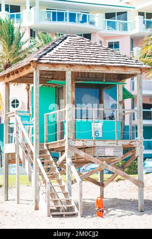 Rettungsschwimmturm am beliebten Strand Stockfoto