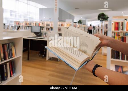 Helsinki, Finnland - 22. August 2022: Zentralbibliothek Von Helsinki Oodi. Lebendiger Treffpunkt mit einer Reihe von Dienstleistungen in modernem Design im Stadtzentrum. Innenansicht des Gebäudes mit Glasfenstern Stockfoto