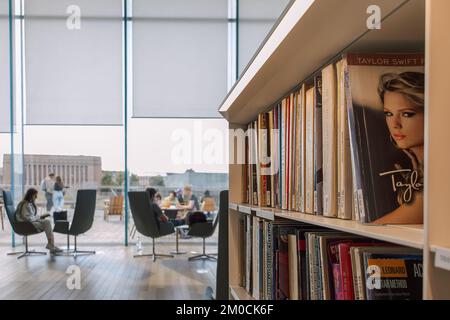 Helsinki, Finnland - 22. August 2022: Zentralbibliothek Von Helsinki Oodi. Lebendiger Treffpunkt mit einer Reihe von Dienstleistungen in modernem Design im Stadtzentrum. Innenansicht des Gebäudes mit Glasfenstern Stockfoto