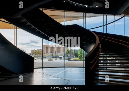 Helsinki, Finnland - 22. August 2022: Zentralbibliothek Von Helsinki Oodi. Lebendiger Treffpunkt mit einer Reihe von Dienstleistungen in modernem Design im Stadtzentrum. Innenansicht des Gebäudes mit Glasfenstern Stockfoto