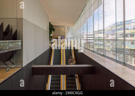 Helsinki, Finnland - 22. August 2022: Zentralbibliothek Von Helsinki Oodi. Lebendiger Treffpunkt mit einer Reihe von Dienstleistungen in modernem Design im Stadtzentrum. Innenansicht des Gebäudes mit Glasfenstern Stockfoto