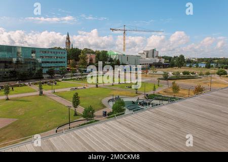 Helsinki, Finnland - 22. August 2022: Panoramablick auf Helsinki auf dem Kansalaistori-Platz von der offenen Terrasse der Zentralbibliothek von Helsinki, Oodi Stockfoto