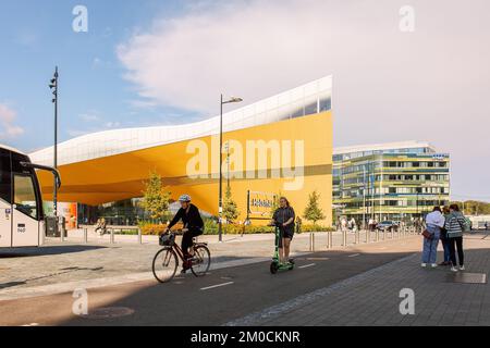 Helsinki, Finnland - 22. August 2022: Helsinki Central Library Oodi mit kreisförmigem Holzdach und Glasfenstern. Lebendiger Treffpunkt mit einer Reihe von Dienstleistungen in modernem Design am Kansalaistori Platz. Stockfoto