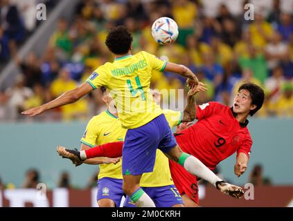 Doha, Katar. 5.. Dezember 2022. Cho GUE-sung (R) aus Südkorea spielt mit Marquinhos aus Brasilien während des Spiels der Runde 16 bei der FIFA-Weltmeisterschaft 2022 im Stadium 974 in Doha, Katar, 5. Dezember 2022. Kredit: Wang Lili/Xinhua/Alamy Live News Stockfoto