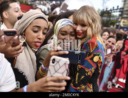 Newark, Usa. 26.. Aug. 2019. Taylor Swift macht Selfies mit Fans, als sie am Montag, den 26. August 2019, in Newark, New Jersey, bei den MTV Video Music Awards im Prudential Center ankommt (Foto: Charles Sykes/Invision/AP) Kredit: UPI/Alamy Live News Stockfoto