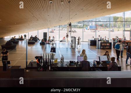 Helsinki, Finnland - 22. August 2022: Zentralbibliothek Von Helsinki Oodi. Lebendiger Treffpunkt mit einer Reihe von Dienstleistungen in modernem Design im Stadtzentrum. Innenansicht des Gebäudes mit Glasfenstern Stockfoto