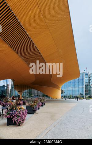 Helsinki, Finnland - 22. August 2022: Helsinki Central Library Oodi mit kreisförmigem Holzdach und Glasfenstern. Lebendiger Treffpunkt mit einer Reihe von Dienstleistungen in modernem Design am Kansalaistori Platz. Stockfoto