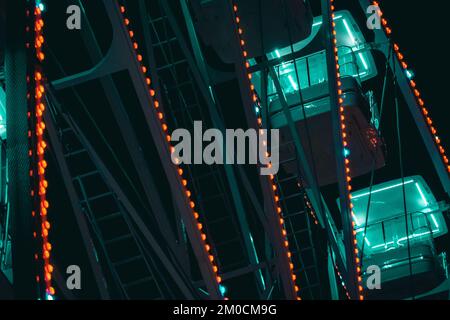 Beleuchtetes Riesenrad in Asti, Italien. Eine großartige Attraktion für Einheimische und Touristen. Stockfoto