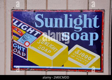 Emailliertes Metallschild, Werbung Sonnenlicht Seife fotografiert am Bahnhof Tenterden in Kent, England, Großbritannien Stockfoto