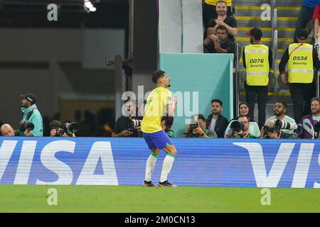 Doha, Katar. 05.. Dezember 2022. Stadion 974 DOHA, KATAR - DEZEMBER 5: Spieler Brasiliens Lucas Paquetá feiert, nachdem er während des FIFA-Weltmeisterschafts-16-Spiels in Katar 2022 ein Tor zwischen Brasilien und Südkorea im Stadium 974 am 5. Dezember 2022 in Doha, Katar, erzielt hat. (Foto: Florencia Tan Jun/PxImages) (Florencia Tan Jun/SPP) Kredit: SPP Sport Press Photo. Alamy Live News Stockfoto