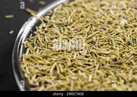 Organisch getrocknete Rosmarin-Gewürze. Trockene Kräuterduft Nadelartige Blätter würzen. Makro Stockfoto