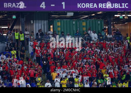 Doha, Katar. 05.. Dezember 2022. Fußball, Weltmeisterschaft, Brasilien - Südkorea, Endrunde, 16. Runde, Stadion 974, Fans auf der Tribüne. Kredit: Tom Weller/dpa/Alamy Live News Stockfoto