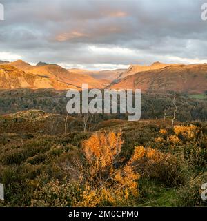 Der Sonnenaufgang auf Holme fiel mit dem Licht, das die fernen Fells erleuchtete Stockfoto