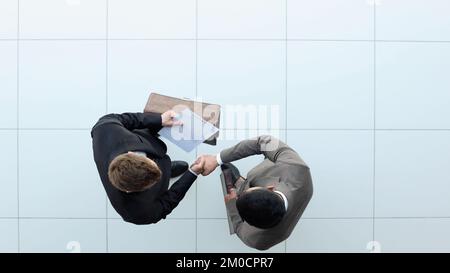 Business Partner die Hände schütteln als Symbol der Einheit, Ansicht von oben Stockfoto