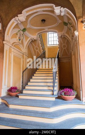 Barocke Treppe in einem religiösen Gebäude der Acqui Terme in Piemont Stockfoto