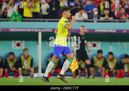 Katar, 05/12/2022, Doha, Katar. 05.. Dezember 2022. Lucas Paqueta aus Brasilien feiert das Tor während des FIFA-Weltmeisterschafts-Qatar-2022-Spiels zwischen Brasilien und Südkorea am 5. Dezember 2022 im Stadium 974 in Doha, Katar. Foto von Peter Dovgan. Nur redaktionelle Verwendung, Lizenz für kommerzielle Verwendung erforderlich. Keine Verwendung bei Wetten, Spielen oder Veröffentlichungen von Clubs/Ligen/Spielern. Kredit: UK Sports Pics Ltd/Alamy Live News Stockfoto