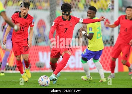 Katar, 05/12/2022, Doha, Katar. 05.. Dezember 2022. Heungmin Sohn der Republik Korea tritt beim FIFA-Weltmeisterschaftsspiel 2022 zwischen Brasilien und Südkorea in Stadium 974, Doha, Katar, am 5. Dezember 2022 in die Verteidigung. Foto von Peter Dovgan. Nur redaktionelle Verwendung, Lizenz für kommerzielle Verwendung erforderlich. Keine Verwendung bei Wetten, Spielen oder Veröffentlichungen von Clubs/Ligen/Spielern. Kredit: UK Sports Pics Ltd/Alamy Live News Stockfoto