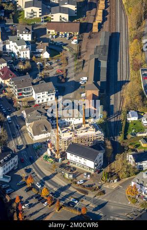 Luftaufnahme, Baustelle für Neubau Mescheder Straße sowie Holzbeladung am Bahnhof Sundern in Sundern, Sauerland, North Rh Stockfoto