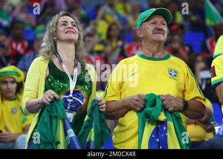 Doha, Katar. 05.. Dezember 2022. Brasilianische Fans schauen beim Spiel der FIFA-Weltmeisterschaft 16 im Stadium 974 am 2022 05. Dezember 2022 in Doha, Katar, zu. Foto: Chris Brunskill/UPI Credit: UPI/Alamy Live News Stockfoto